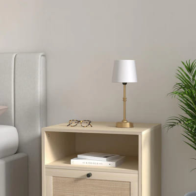 AMBIENTIFY Classic cordless table lamp with fabric shade and iron stem, casting warm ambient light on a bedside table. Three brightness settings and up to 40 hours battery life. Suitable for bedroom, living room and home office.